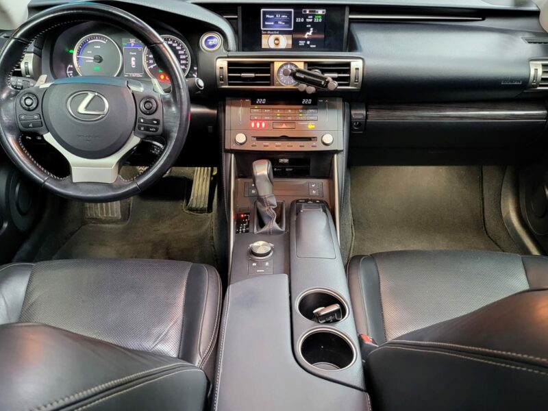 <h1>LEXUS IS III 300h Hybrid 223cv Luxe Boîte Auto E-CVT</h1>